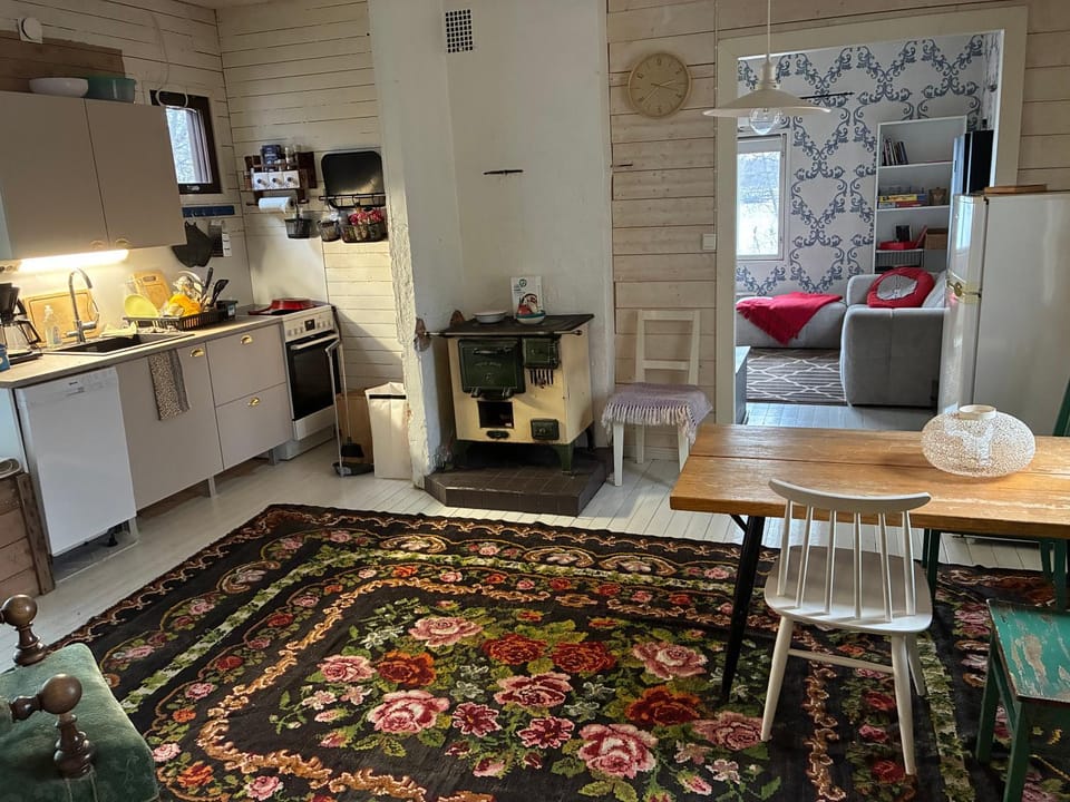 Pieni talo meren rannalla Chalet in Finland