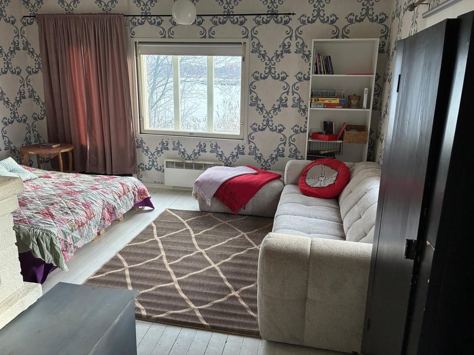 Pieni talo meren rannalla Chalet in Finland
