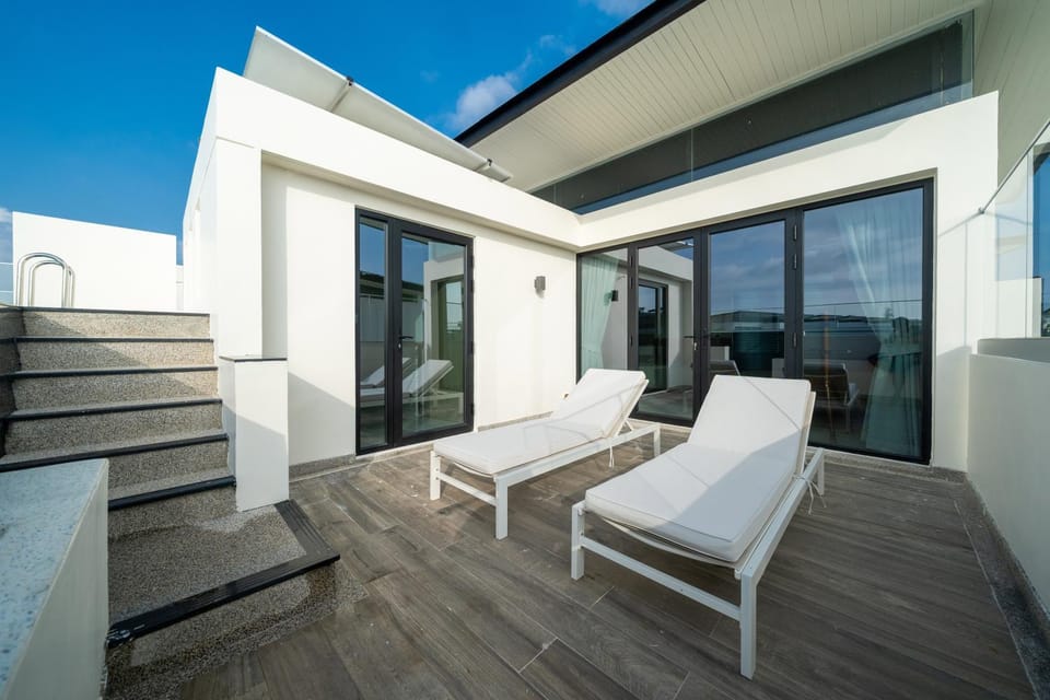Balcony/Terrace, Pool view, sunbed