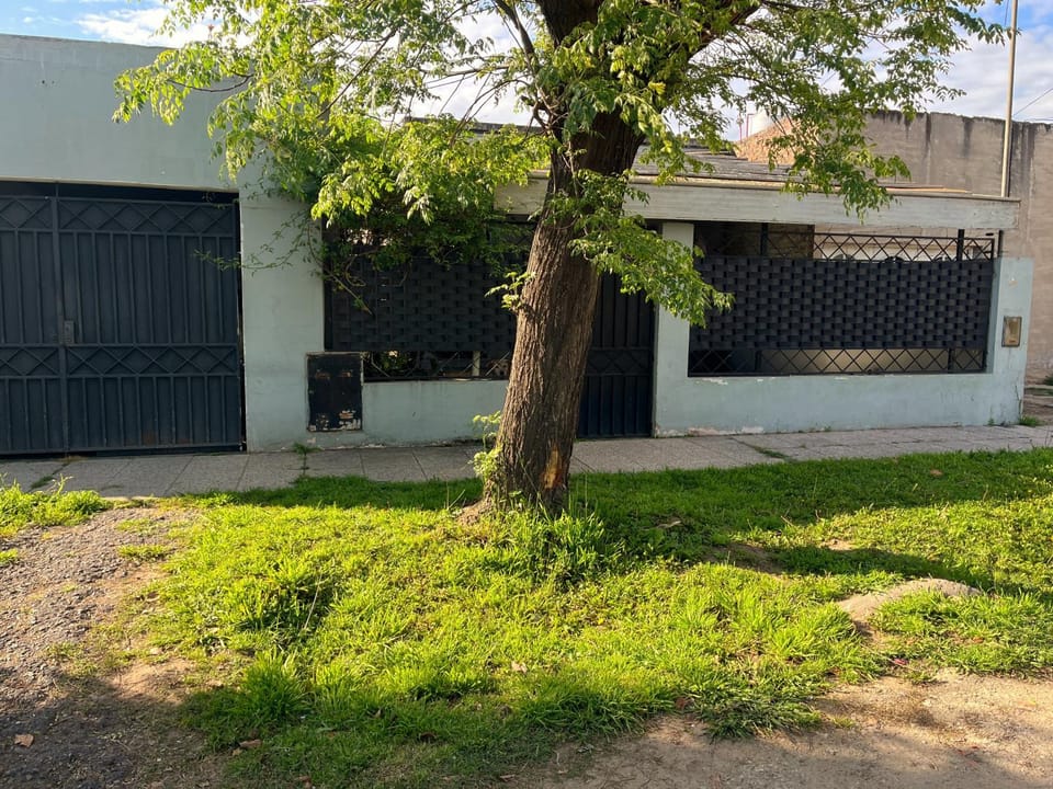 Casa a 1,5k de la basílica,hasta 7 personas House in Luján