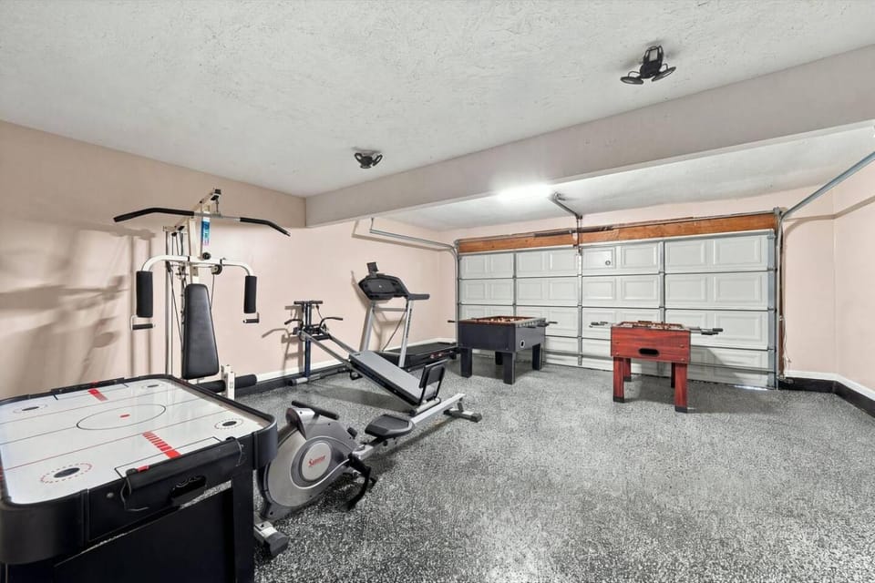 Spacious 5BR - Game Room - Gym - Fenced Backyard House in Concord