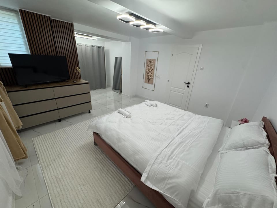 Bed, TV and multimedia, Photo of the whole room, Bedroom, towels, wardrobe