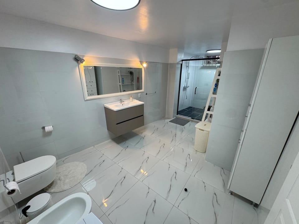 Shower, Toilet, Bathroom