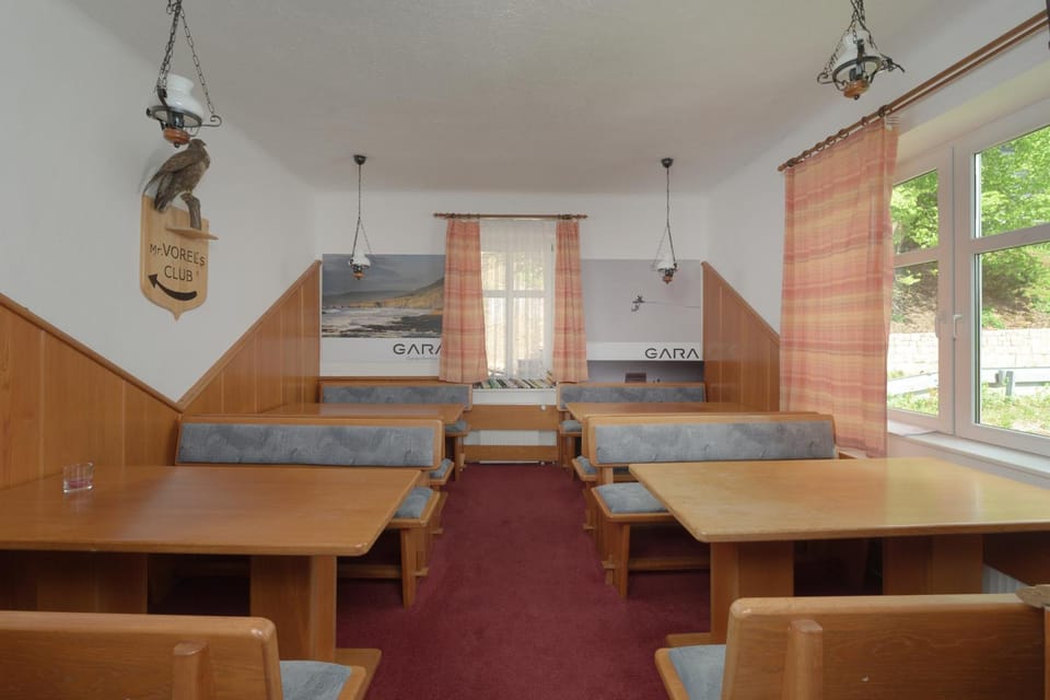 Nightclub / DJ, Lounge or bar