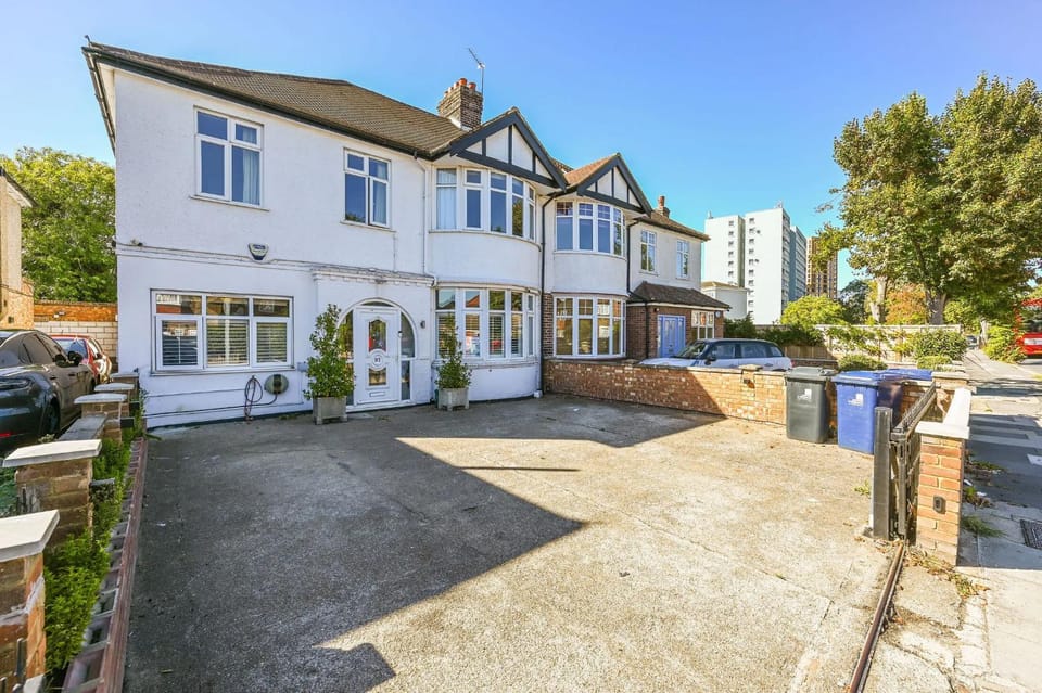 Stylish 5 Beds House Apartment in London Borough of Ealing