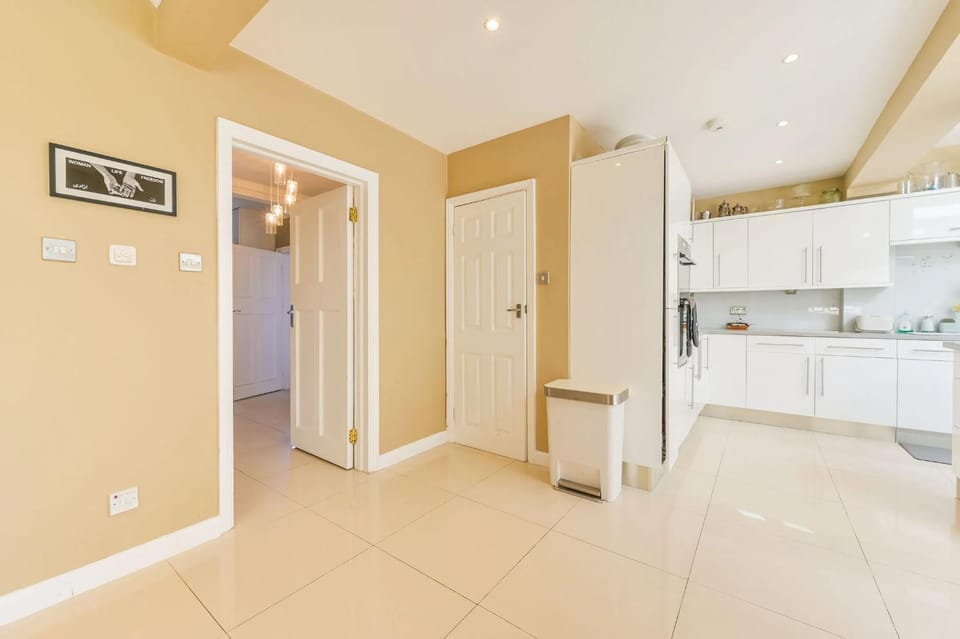 Stylish 5 Beds House Apartment in London Borough of Ealing