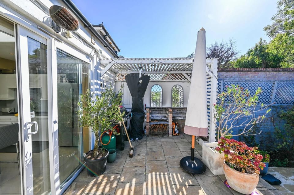 Stylish 5 Beds House Apartment in London Borough of Ealing