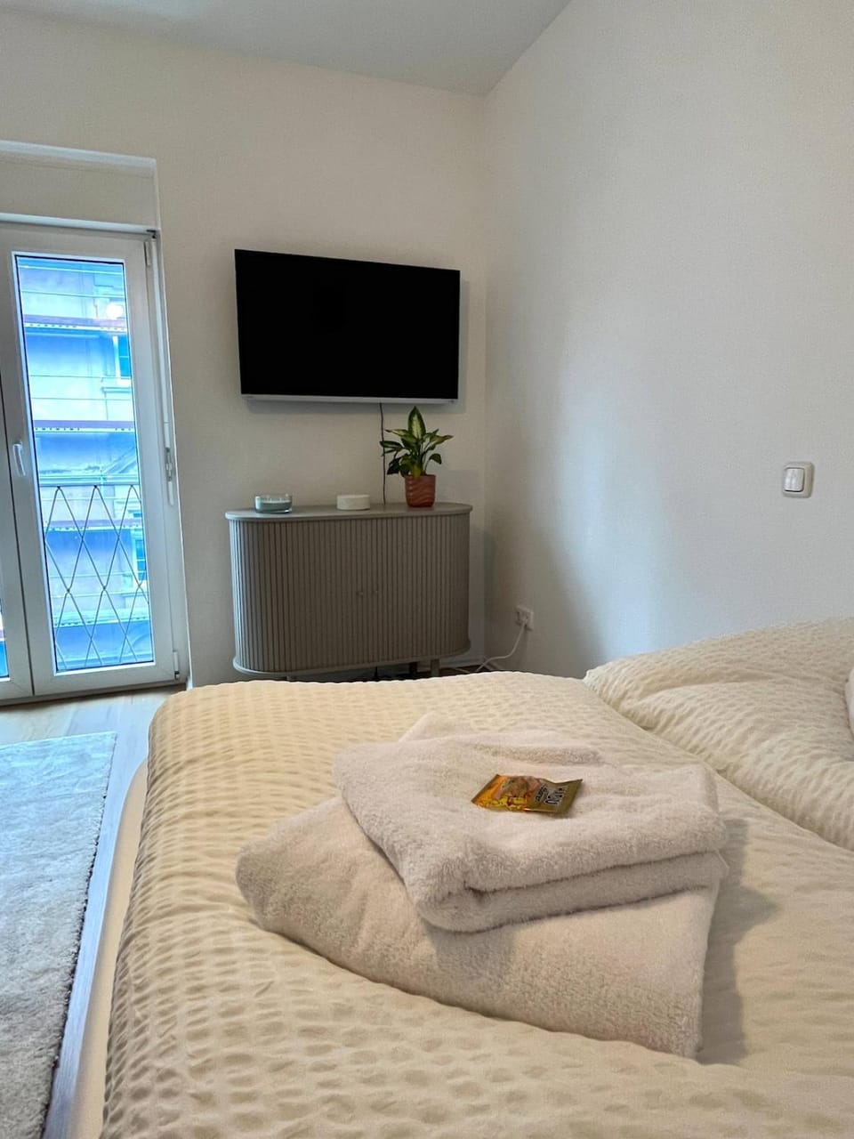 Bed, TV and multimedia, Photo of the whole room, Bedroom, towels