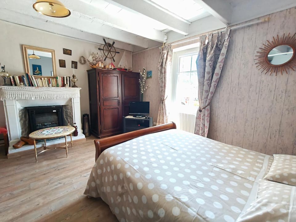 Bed, TV and multimedia, Photo of the whole room, Bedroom
