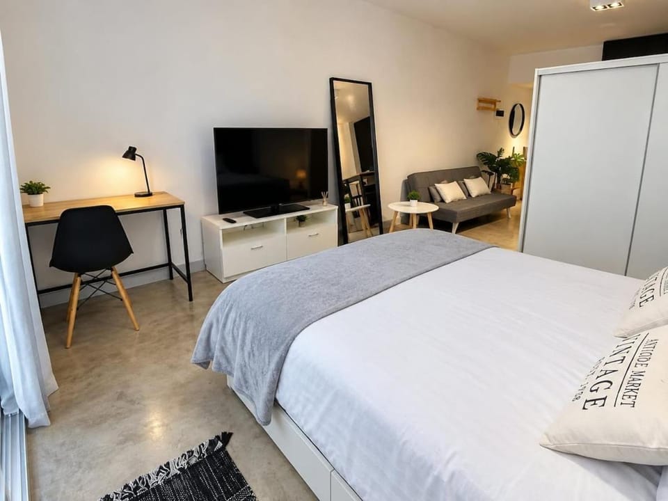 Communal lounge/ TV room, Bed, TV and multimedia, Photo of the whole room, Evening entertainment, Bedroom, hair dresser, wardrobe