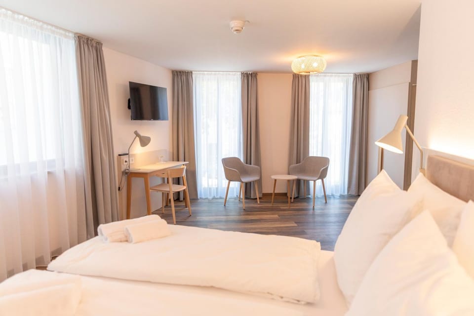 Bed, Seating area, Bedroom