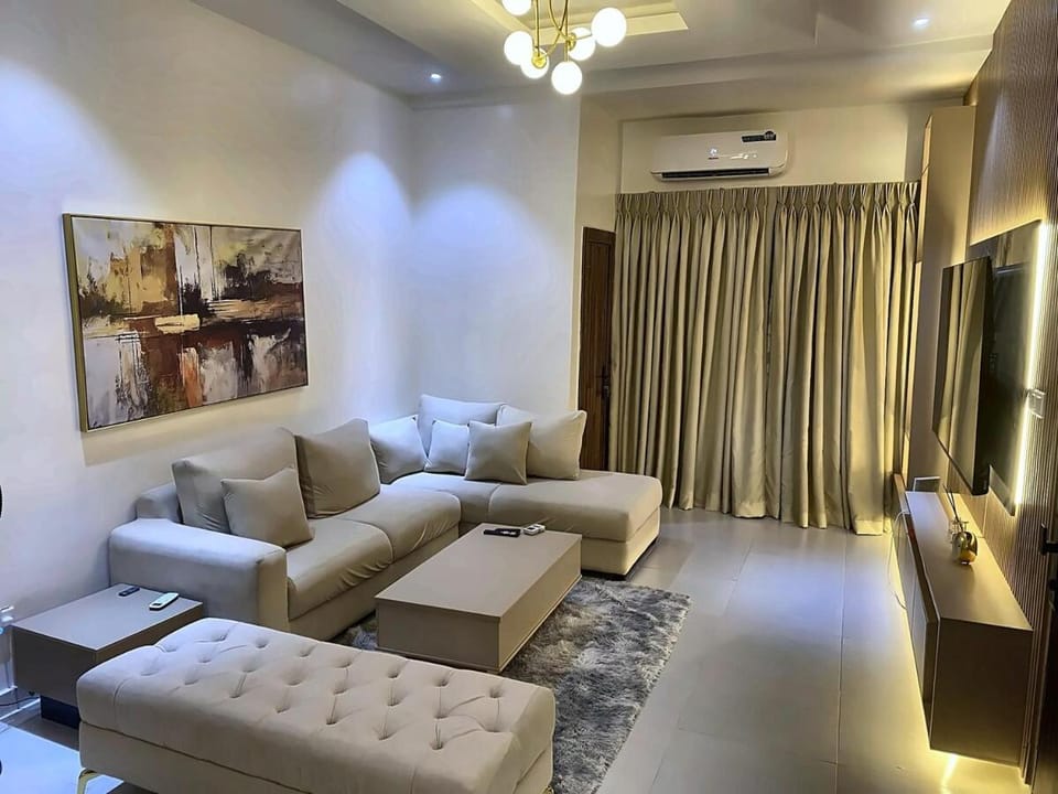Luxury 3BR Apartment, 10 Min to the Beach Apartment in Lagos, Nigeria