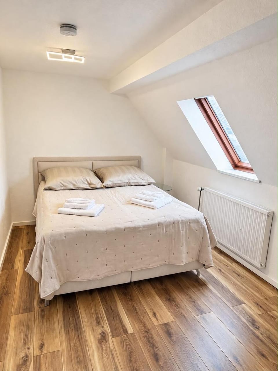 Bed, Photo of the whole room, Bedroom, internet