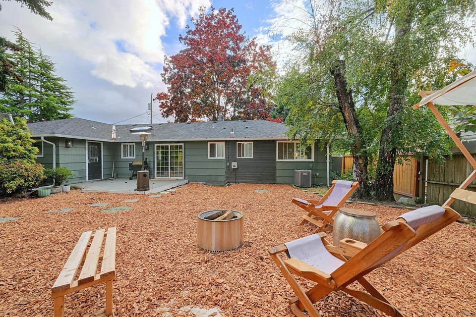 Des Moines Home Near SEA Airport & Light Rail House in Des Moines
