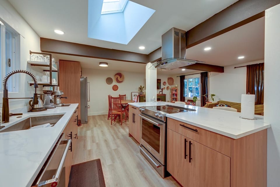 Des Moines Home Near SEA Airport & Light Rail House in Des Moines