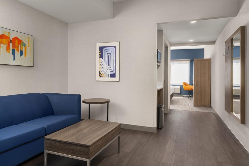 Bed, Living room, Photo of the whole room, Seating area