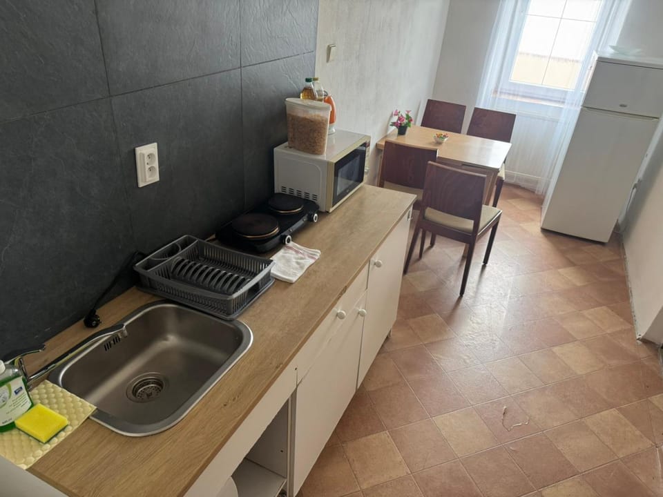 Kitchen or kitchenette, Dining area, stove