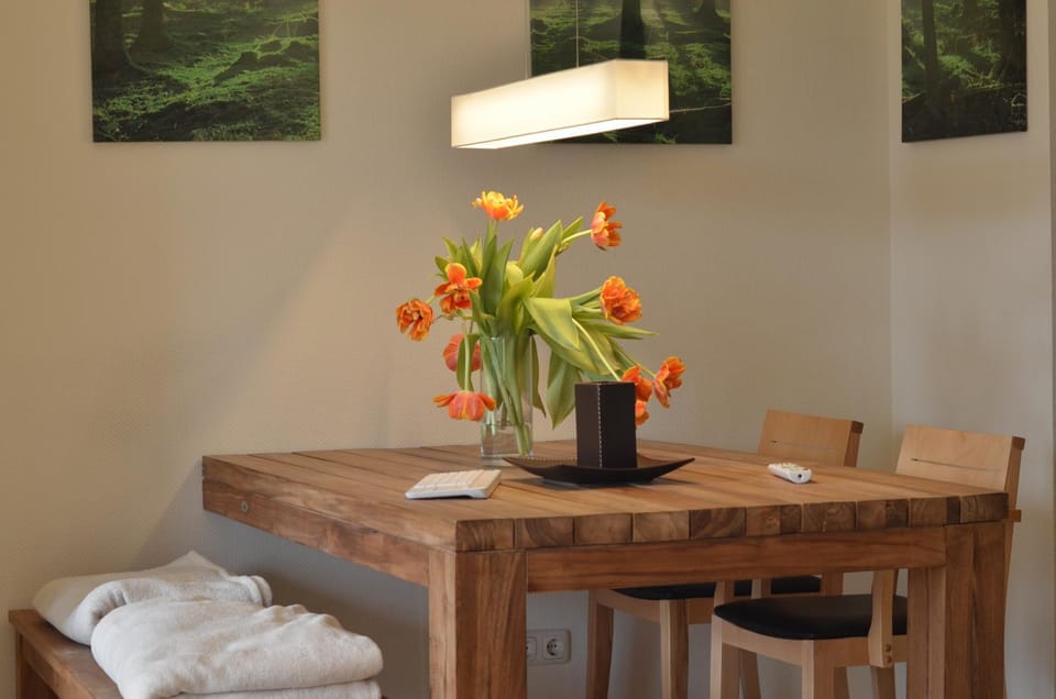 Photo of the whole room, Dining area
