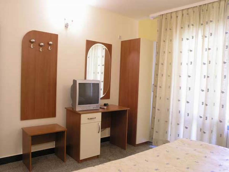 Bed, TV and multimedia, Photo of the whole room, hair dresser, wardrobe