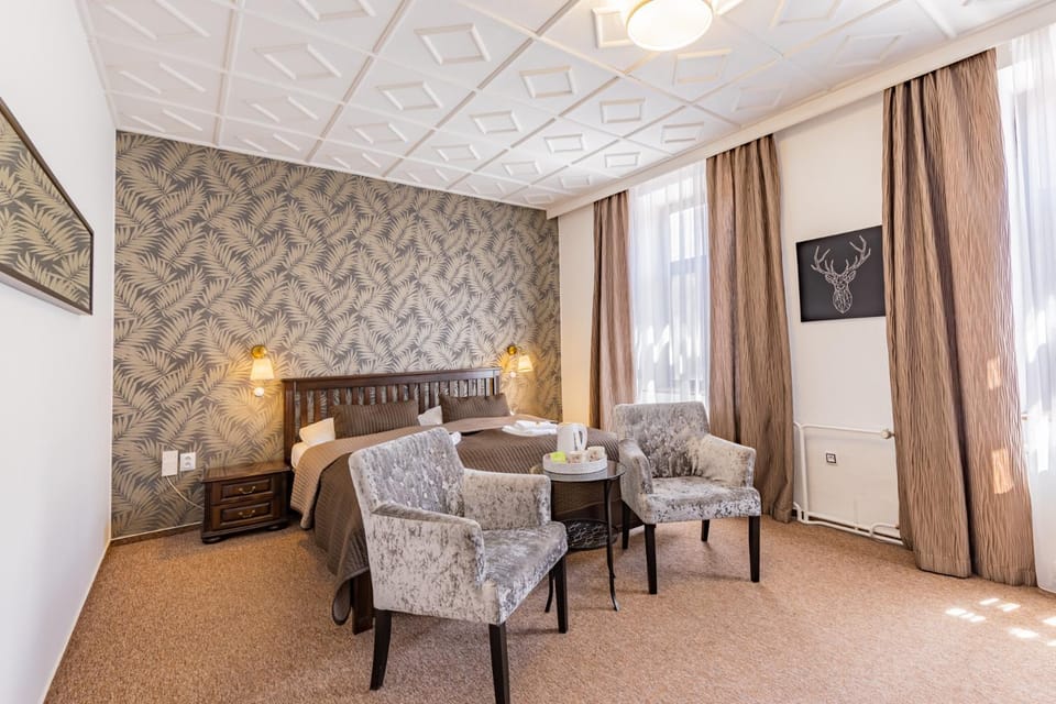 Bed, Seating area