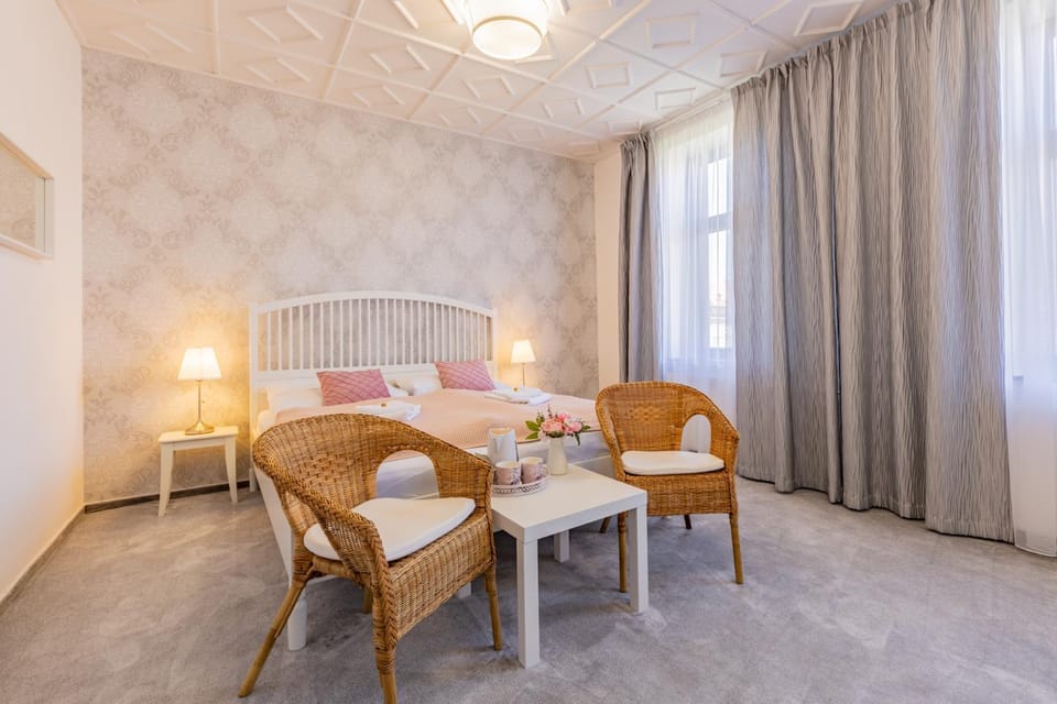 Bed, Photo of the whole room, Seating area, Bedroom