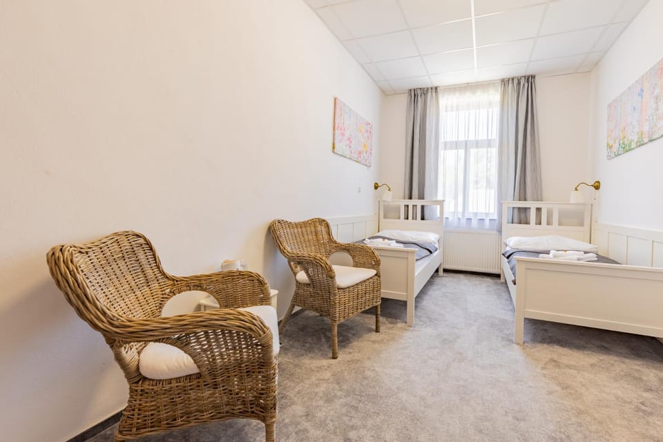 Bed, Seating area