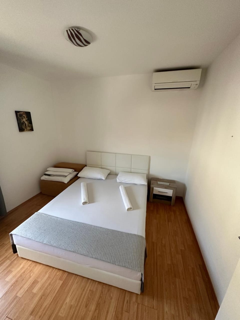 Bed, Bedroom, towels, air conditioner