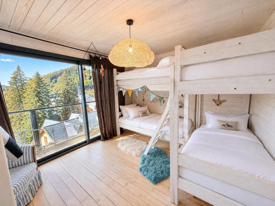 Chalet d'exception, 14 personnes, 5 chambres, 5 SDB, piscine, jacuzzi Chalet in Auvergne-Rhône-Alpes