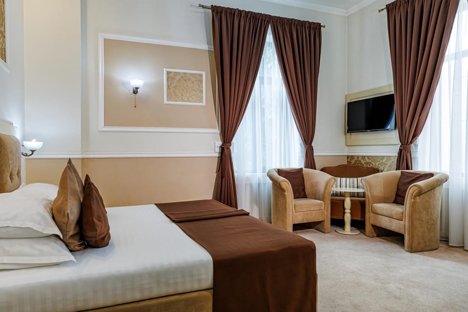 Bed, TV and multimedia, Photo of the whole room, Bedroom