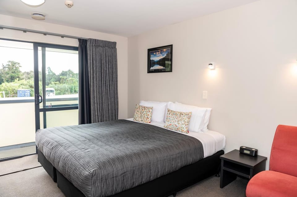 Bed, Photo of the whole room, Bedroom, Inner courtyard view