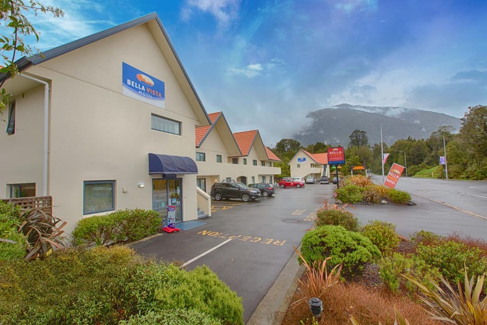 Property building, Facade/entrance, Neighbourhood, Mountain view, Parking