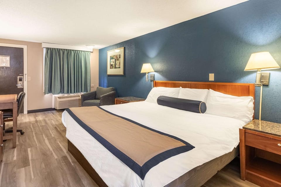 Bed, Photo of the whole room, Bedroom, On site