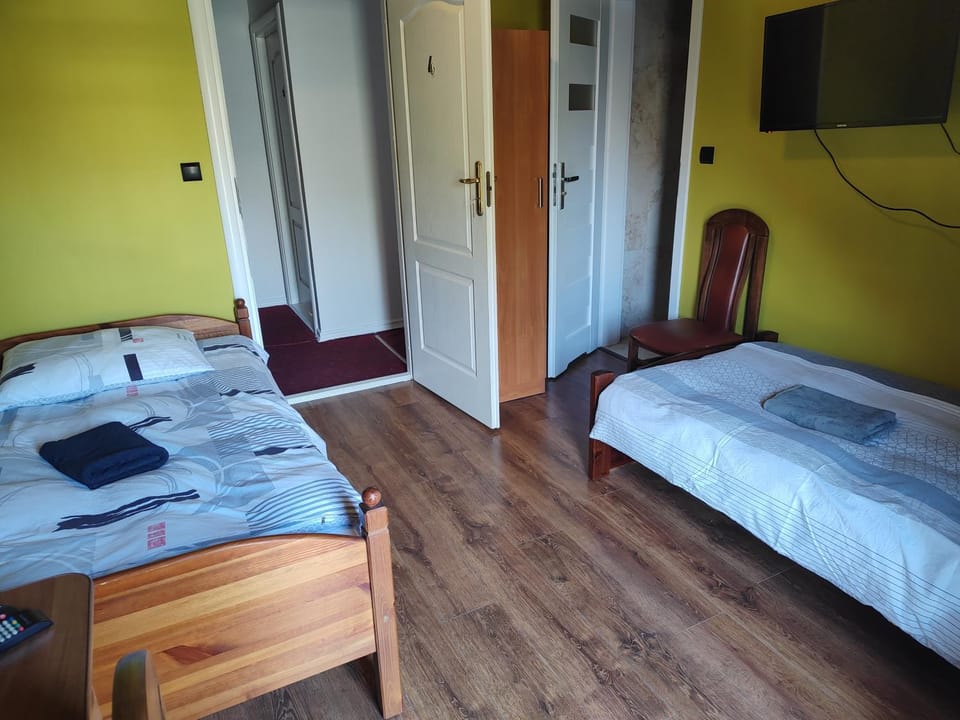 Bed, TV and multimedia, Photo of the whole room, Bedroom, towels, wardrobe