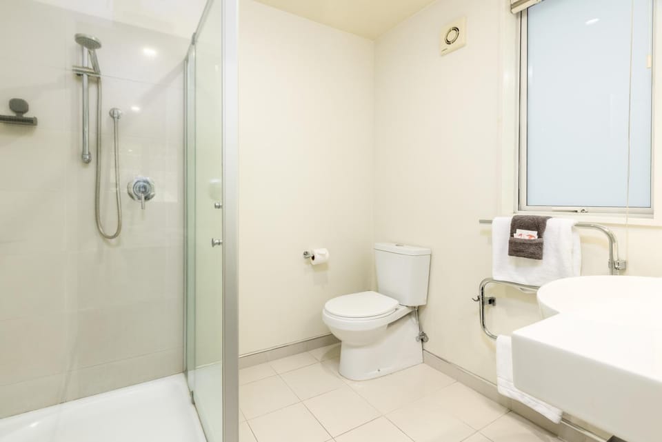 Shower, Toilet, Bathroom, towels