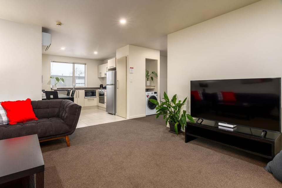 TV and multimedia, Kitchen or kitchenette, Living room, Seating area, Dining area