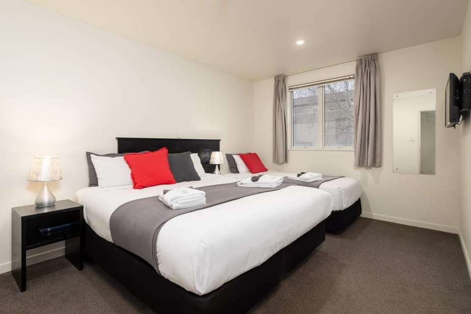 Bed, TV and multimedia, Bedroom, towels