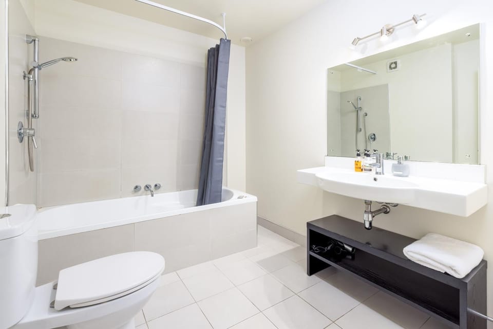Shower, Toilet, Bathroom, Bath, towels