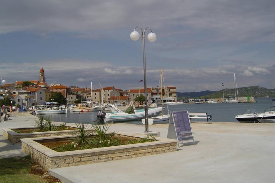 Day, Neighbourhood, Neighbourhood