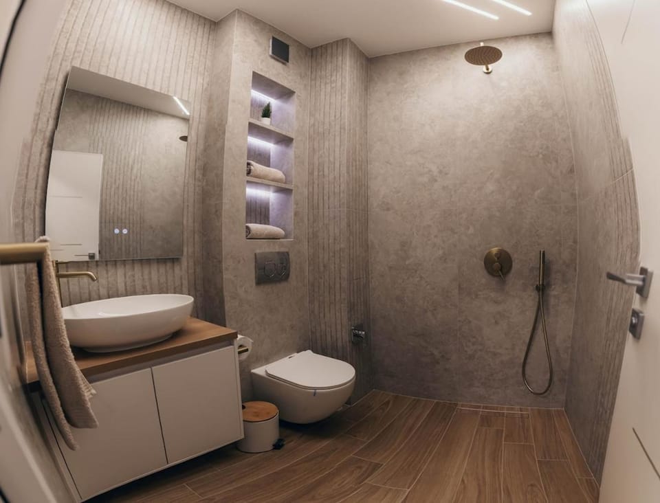Shower, Toilet, Bathroom, towels