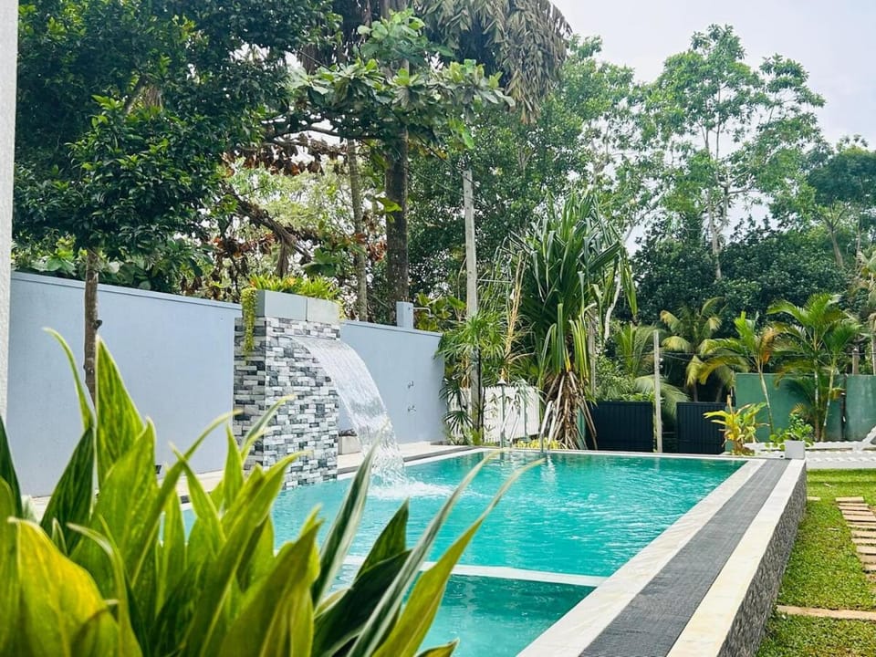 Talalla Studios Family AC S-link WiFi Kitchen Pool Apartment in Southern Province