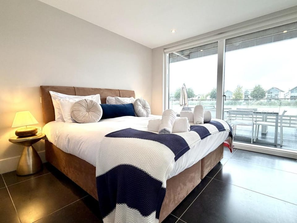 Mayfleet - HM19 - HOT TUB - Lakeside Spa Villa in Cotswold District
