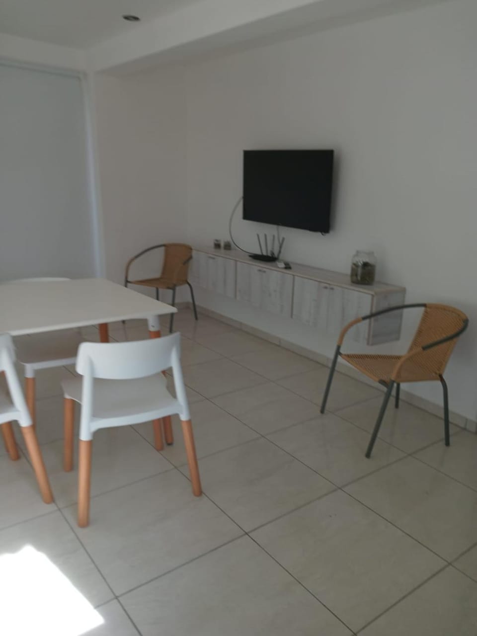 TV and multimedia, Seating area, Dining area
