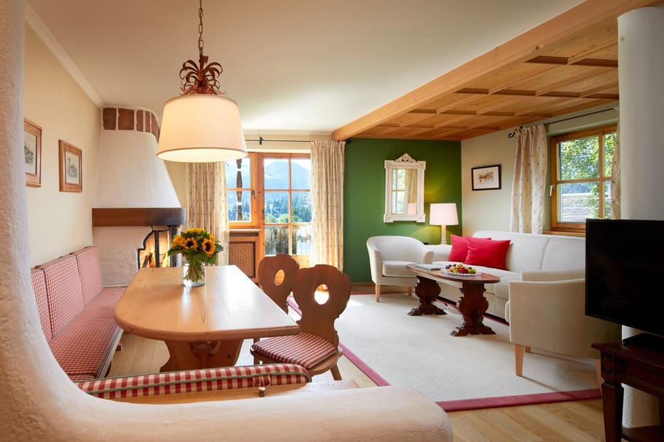 Living room, Lounge or bar, Seating area, Dining area