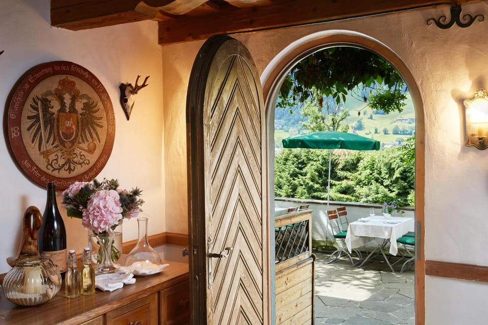 Restaurant/places to eat, Balcony/Terrace