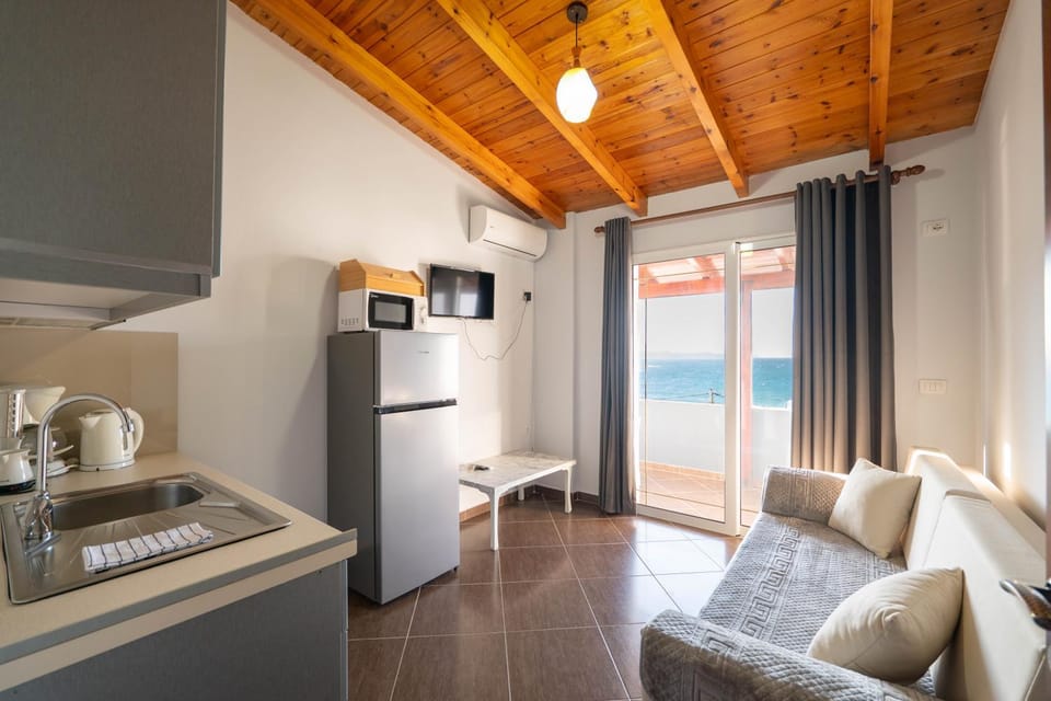 Kitchen or kitchenette, Living room, Seating area, Dining area, minibar