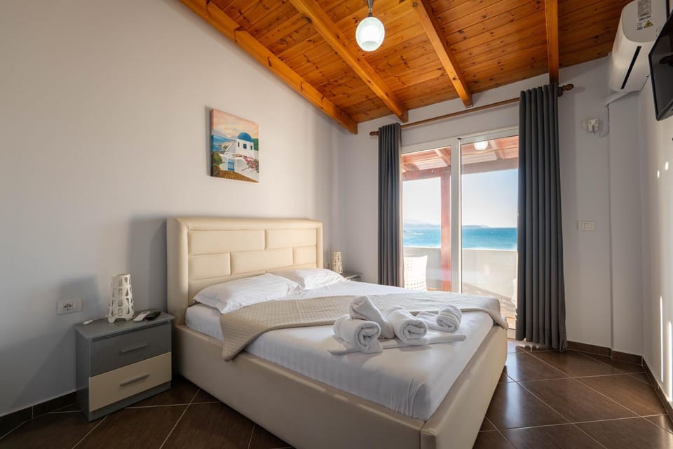 Bed, Natural landscape, TV and multimedia, Photo of the whole room, Bedroom, towels, air conditioner