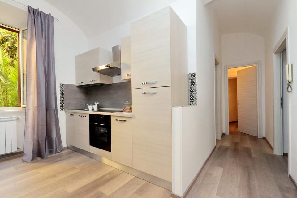 Nearby landmark, Restaurant/places to eat, Communal lounge/ TV room, Neighbourhood, Decorative detail, Communal kitchen, Area and facilities, Area and facilities, Supermarket/grocery shop, Shopping Area, Certificate/Award, Certificate/Award