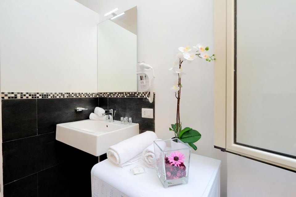 Shower, Toilet, People, Bathroom, Other, Other, Other, Photo of the whole room, Decorative detail, Decorative detail, Area and facilities, Location, Family