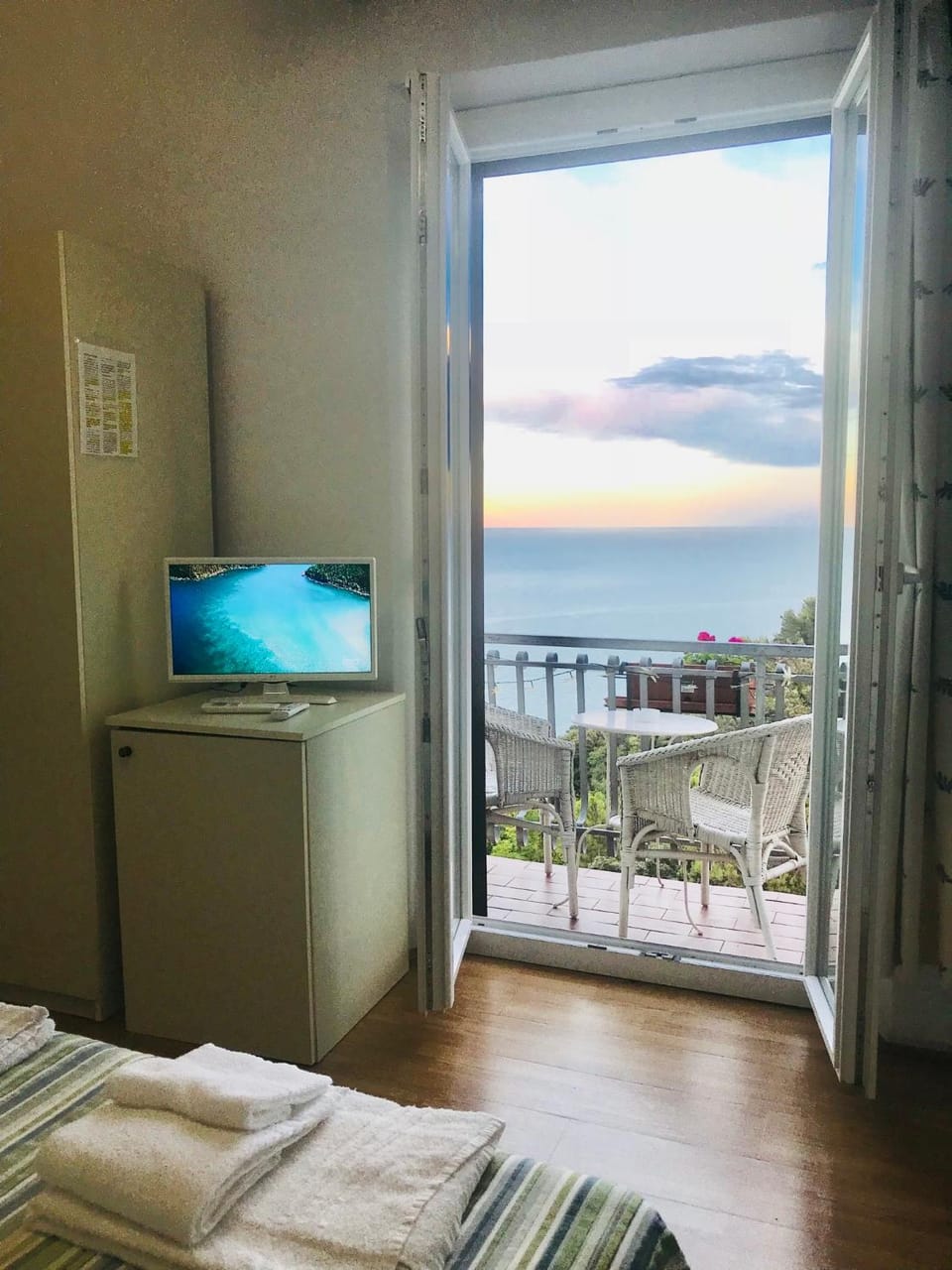 Bed, Natural landscape, Summer, TV and multimedia, View (from property/room), Balcony/Terrace, Photo of the whole room, Bedroom, Sea view, Sunset, towels