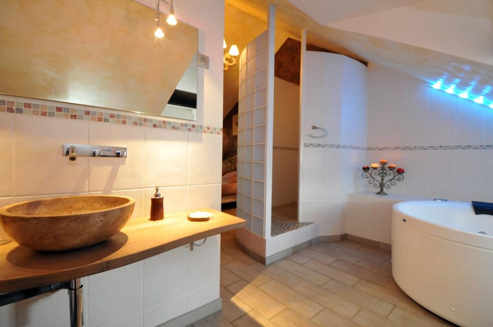 Hot Tub, Bathroom